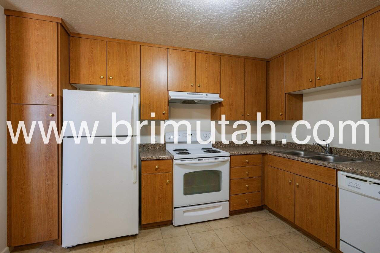 4725 S. 1300 E. - Photo 3 of 18