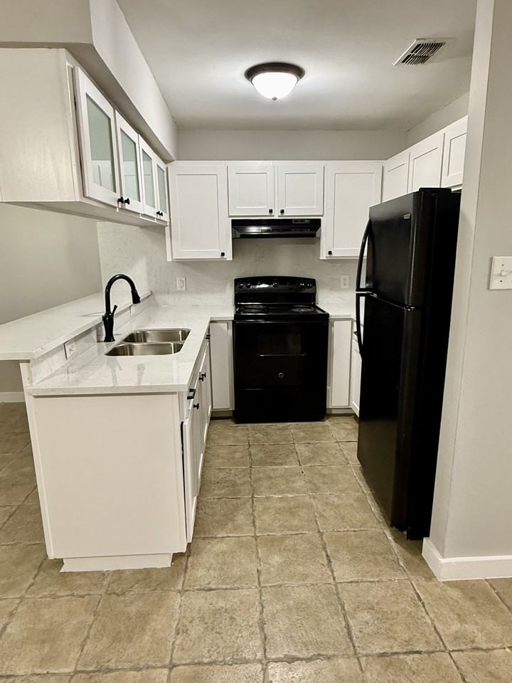 302 North Montevideo - Photo 3 of 9