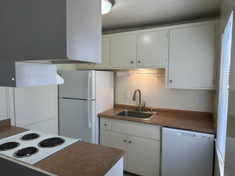 1024 Redwood Hwy Apartments - Photo 6 of 22