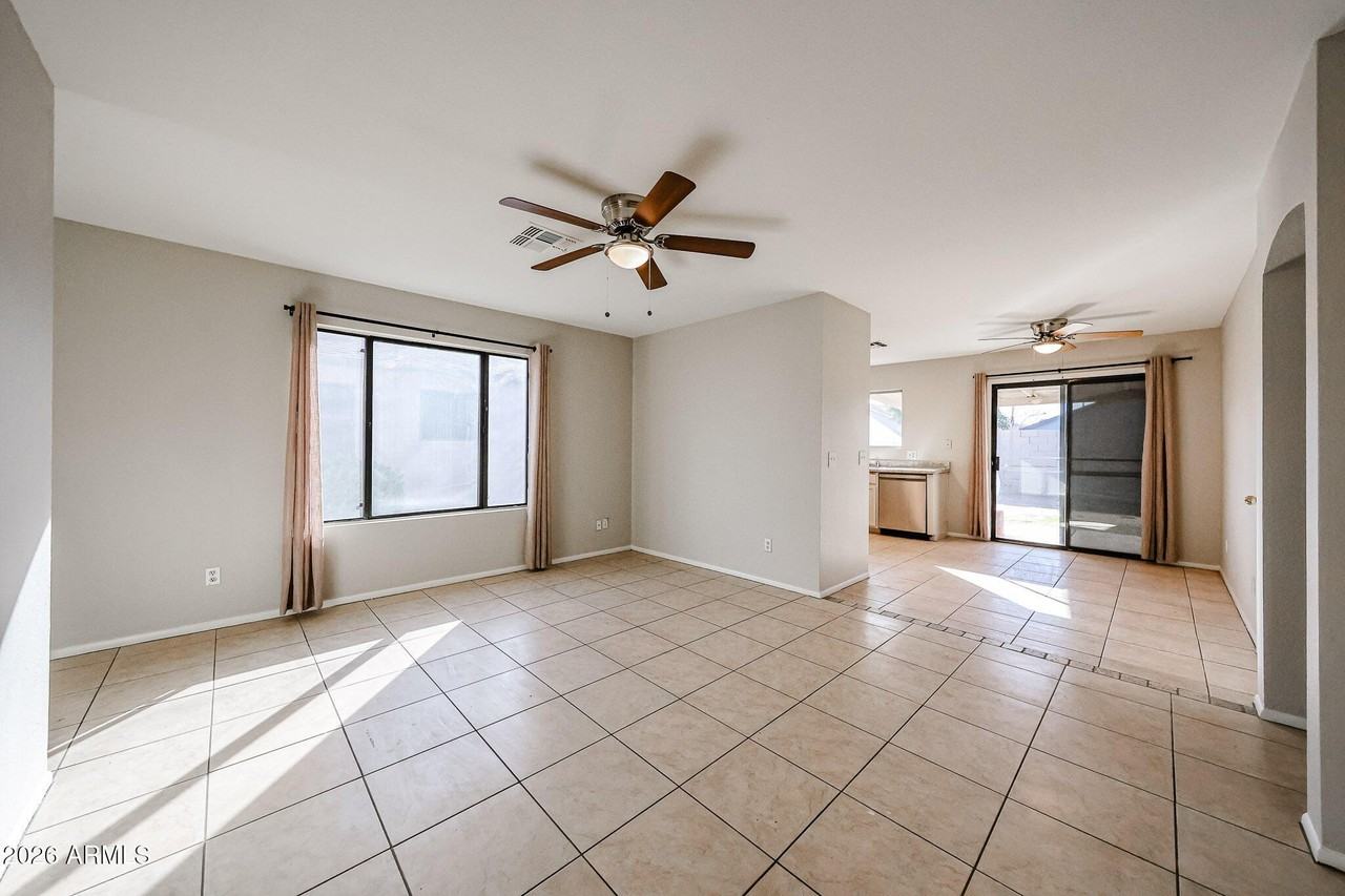 8517 W College Dr - Photo 6 of 28