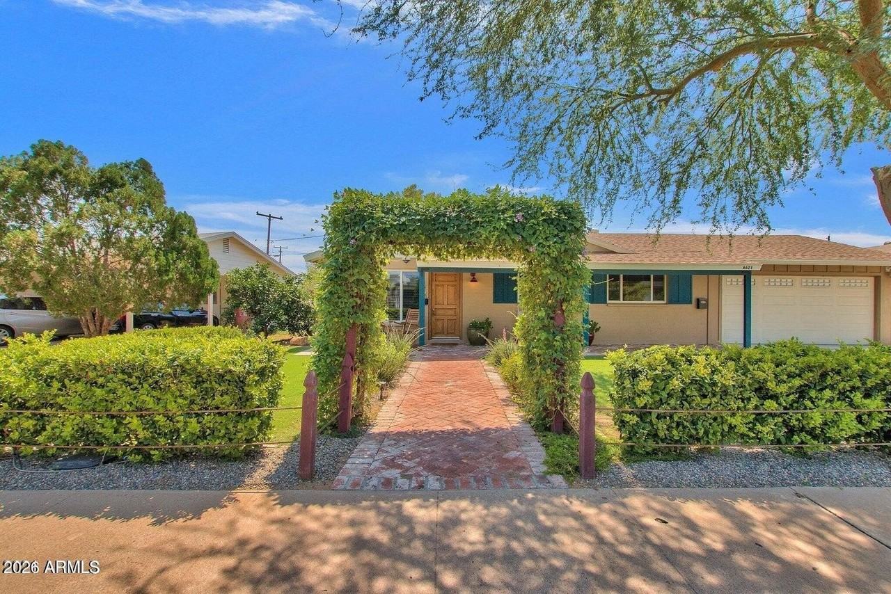 6621 E 4th St - Photo 6 of 46