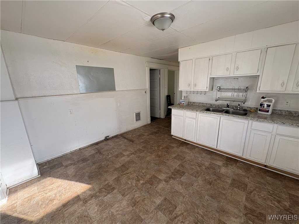 2445 Bailey Ave - Photo 5 of 8