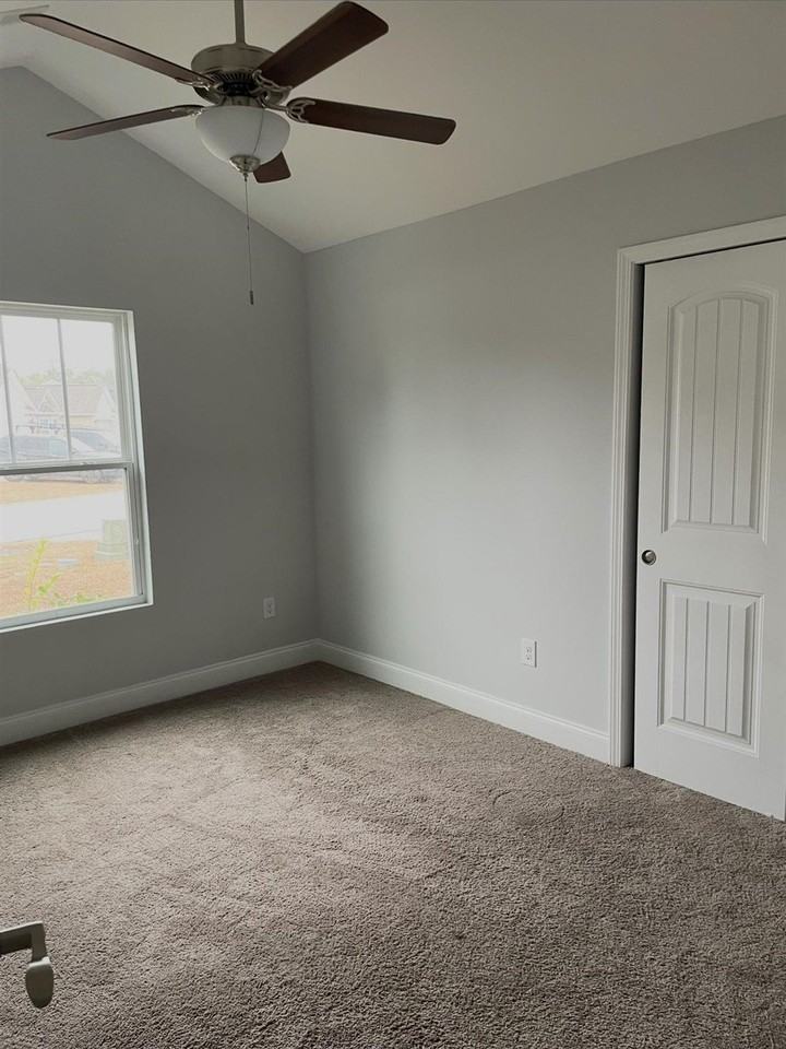 205 Fishburn Dr - Photo 3 of 9