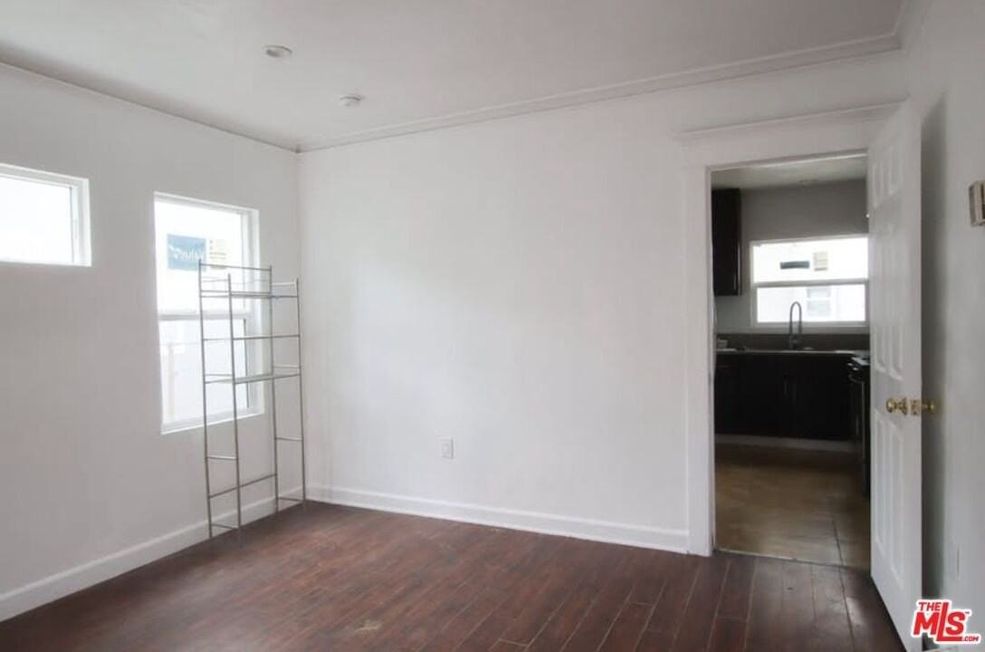 1056 W 42nd Pl - Photo 3 of 10