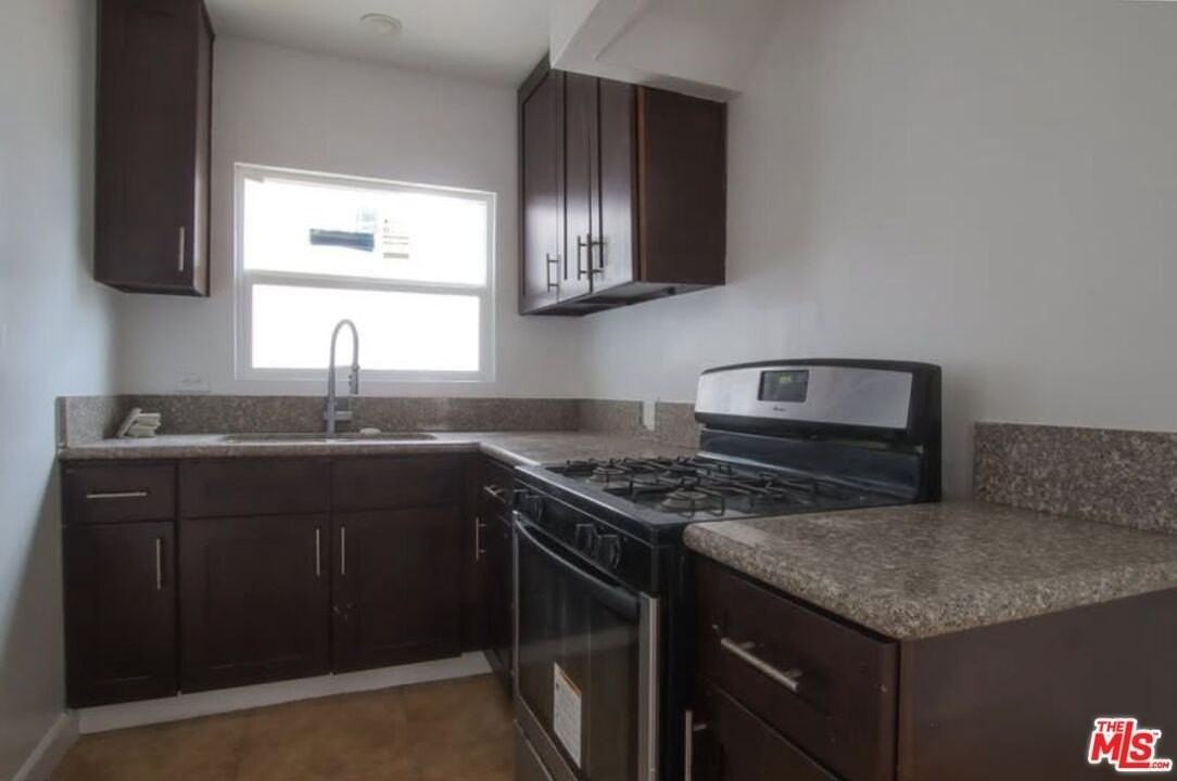 1056 W 42nd Pl - Photo 4 of 10