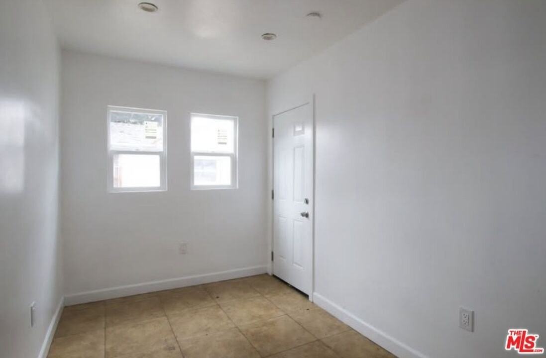 1056 W 42nd Pl - Photo 6 of 10