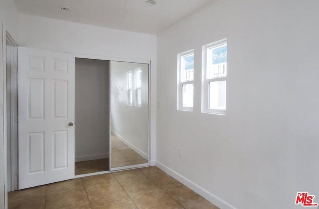 1056 W 42nd Pl - Photo 7 of 10