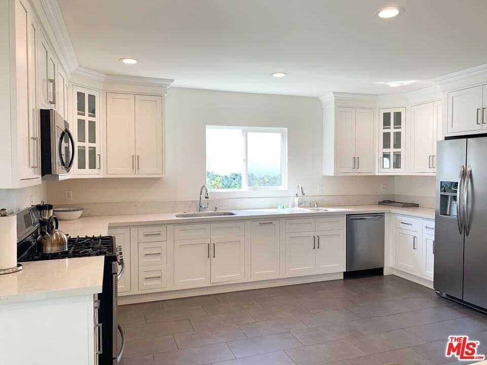 1123 S Clark Dr - Photo 2 of 15