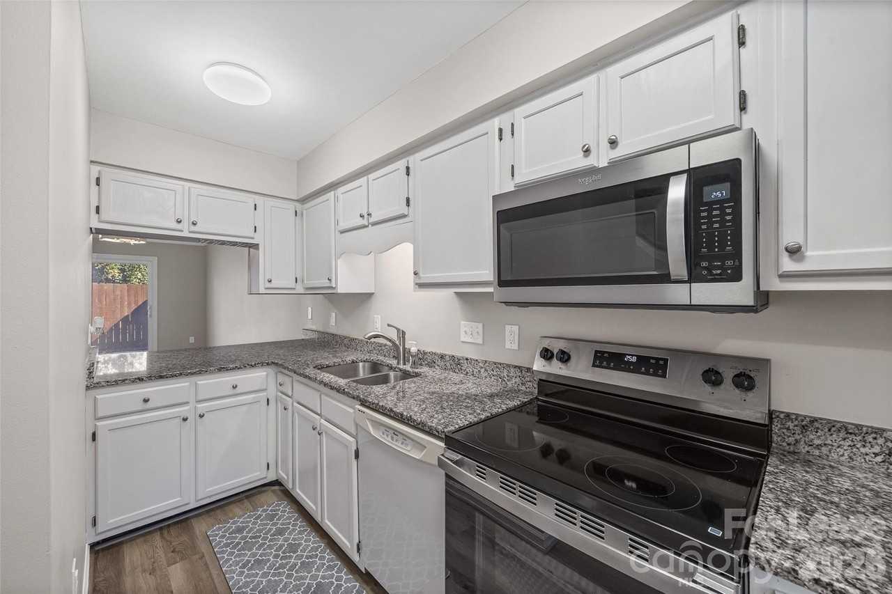 704 Heritage Pkwy - Photo 5 of 31