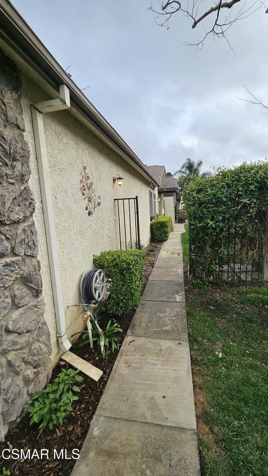 14640 Marymount St - Photo 4 of 33