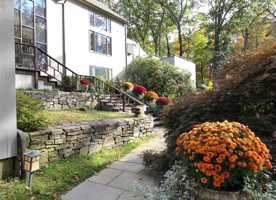 featured image of 8 Bayberry Rdg Rd