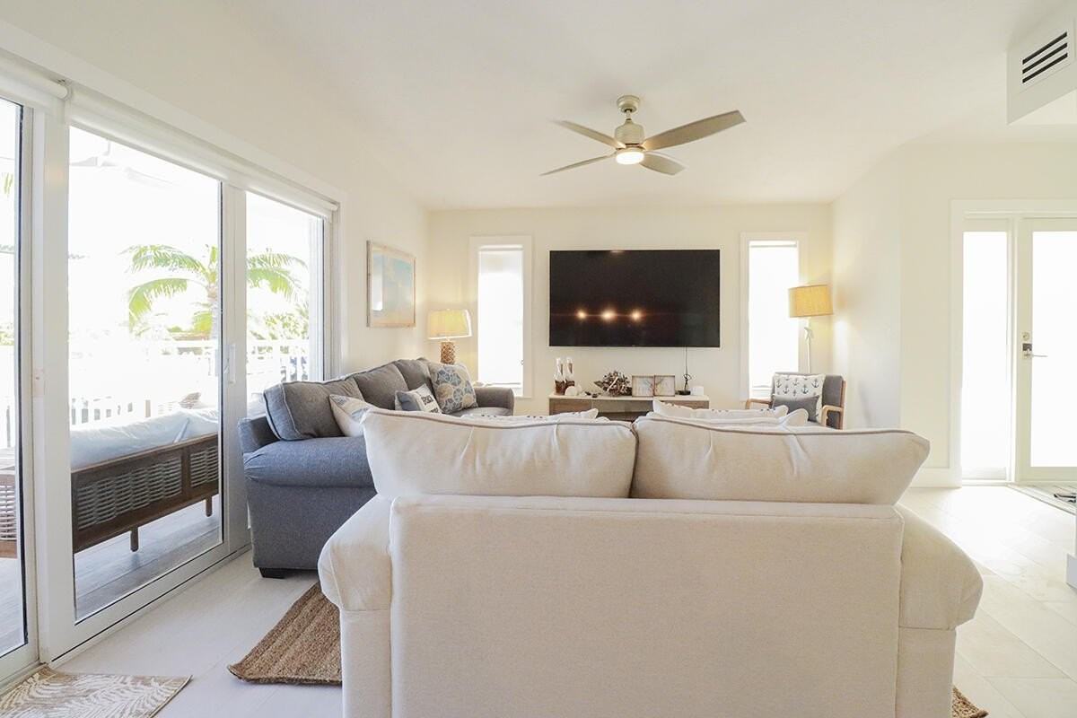 121 Lisbon Ct - Photo 7 of 26