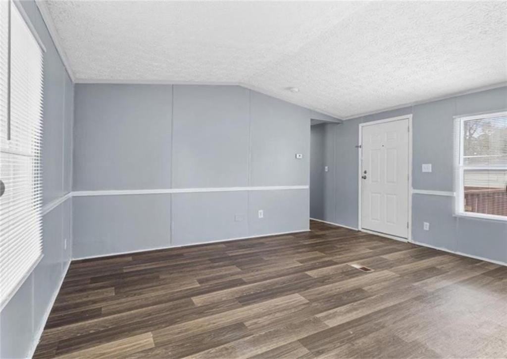 204 Fleetwood Dr - Photo 3 of 12