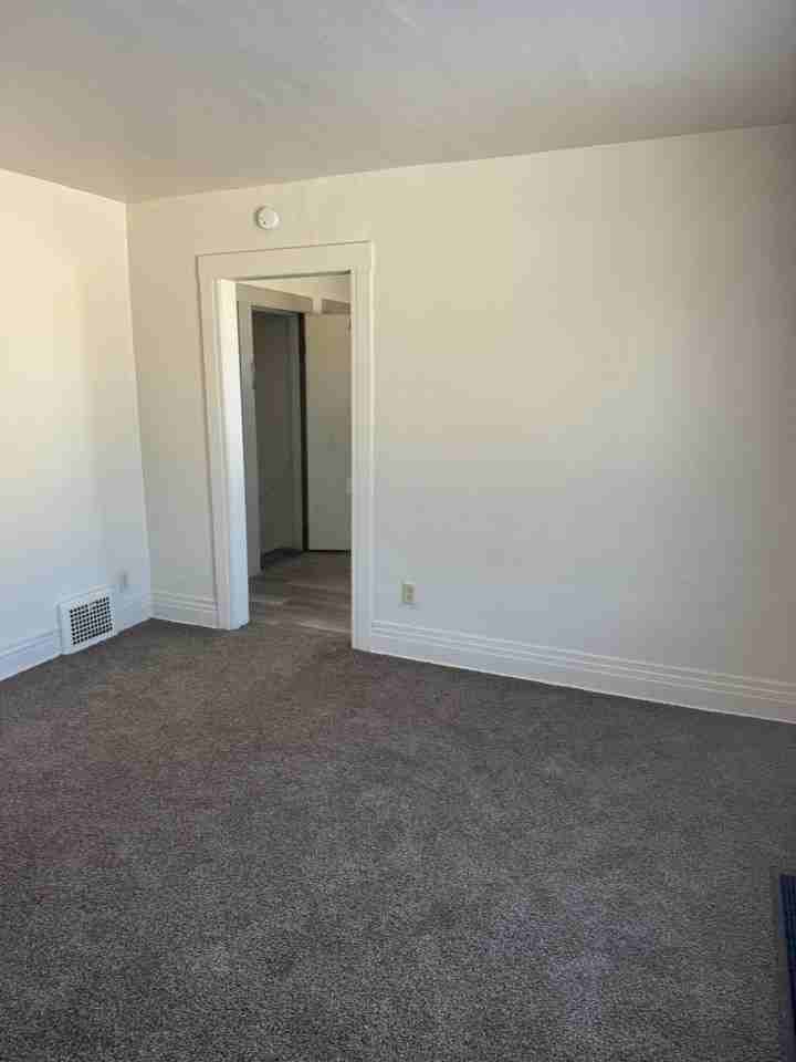 1001 N Saginaw St Apt 8 #8 - Photo 3 of 8