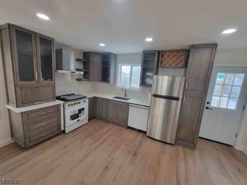 31 Ann St - Photo 3 of 11