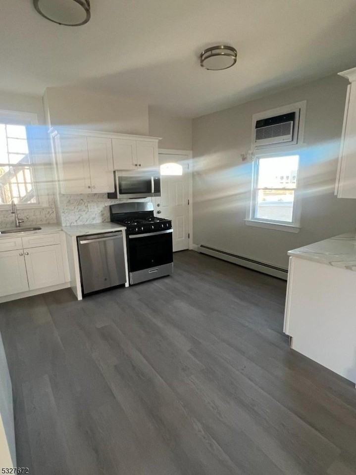 149 Atlantic St - Photo 5 of 11