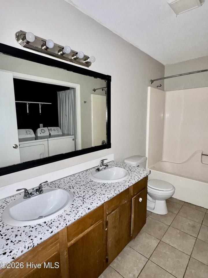 1400 E 1st St Unit A #A - Photo 5 of 9