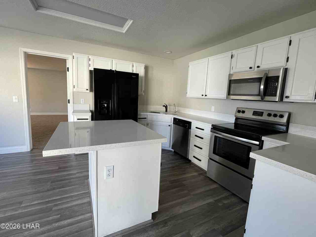 2850 Appletree Dr - Photo 4 of 17