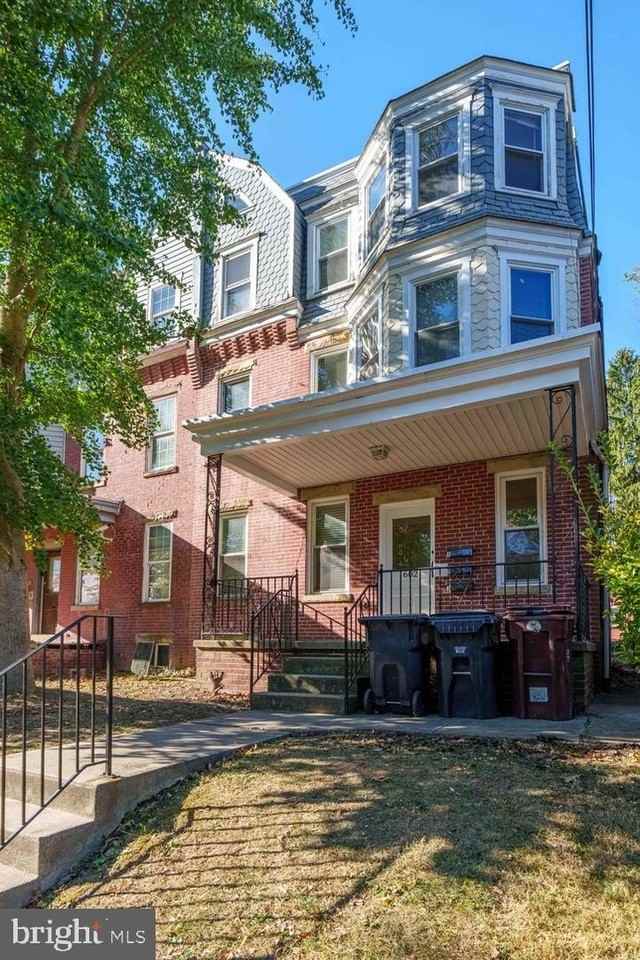 602 W 20th St - Photo 2 of 13