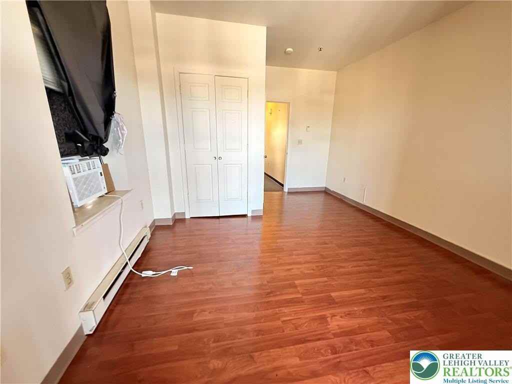 829 E 4th St Apt 3 #3 - Photo 3 of 10