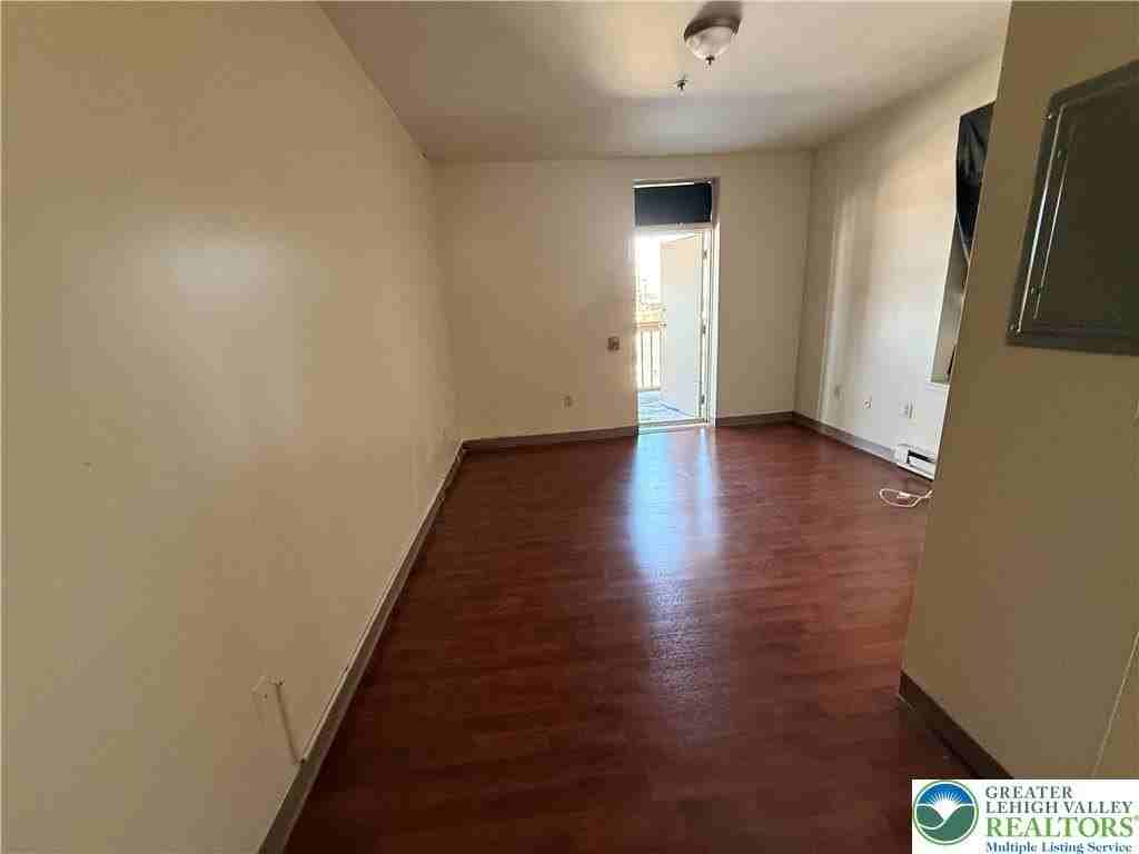 829 E 4th St Apt 3 #3 - Photo 4 of 10