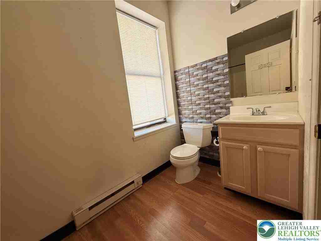 829 E 4th St Apt 3 #3 - Photo 5 of 10