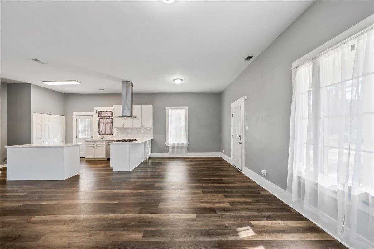 2046 Courtland Pl - Photo 7 of 37