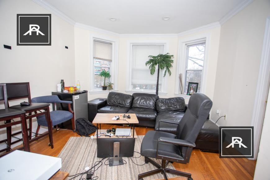 69 Thatcher St - Photo 4 of 10