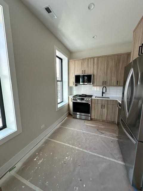 2258 N Southport Ave - Photo 2 of 10