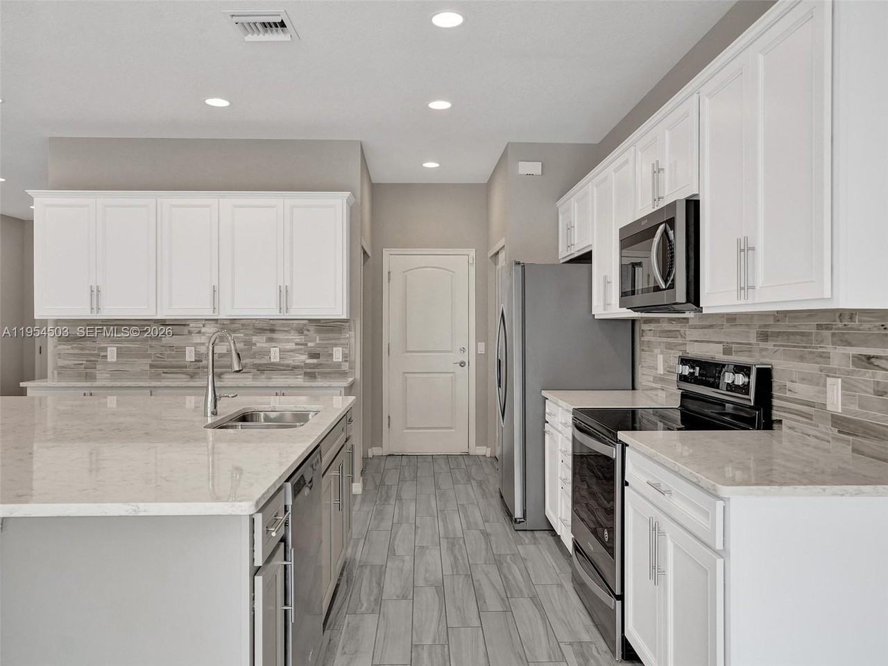 8330 Rearing Ln - Photo 6 of 39