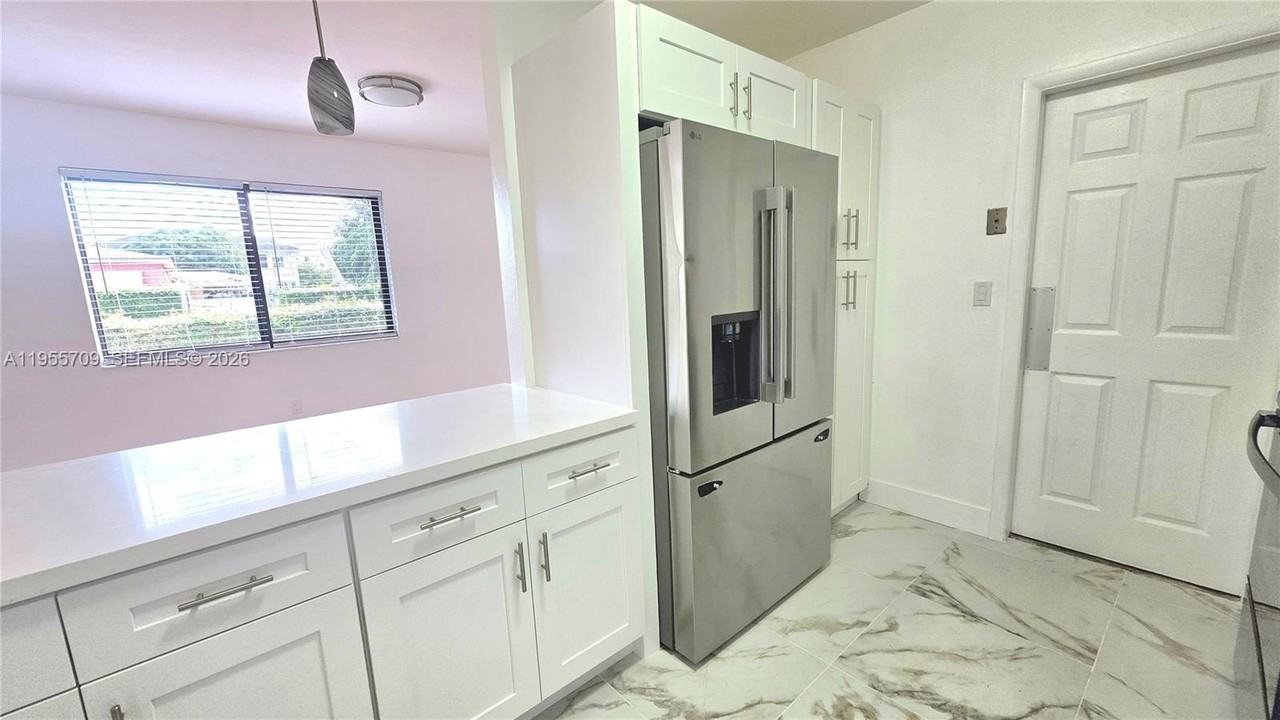 2440 Sw 64th Ave - Photo 5 of 12