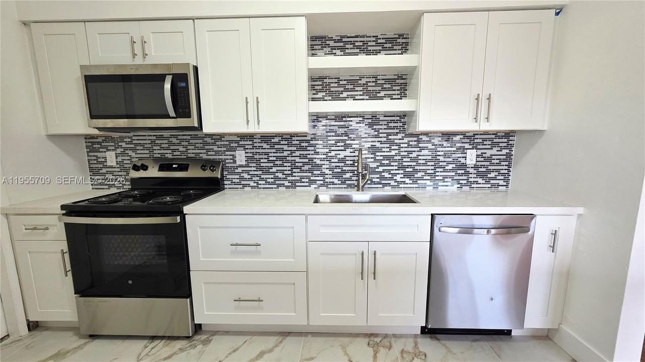 2440 Sw 64th Ave - Photo 6 of 12