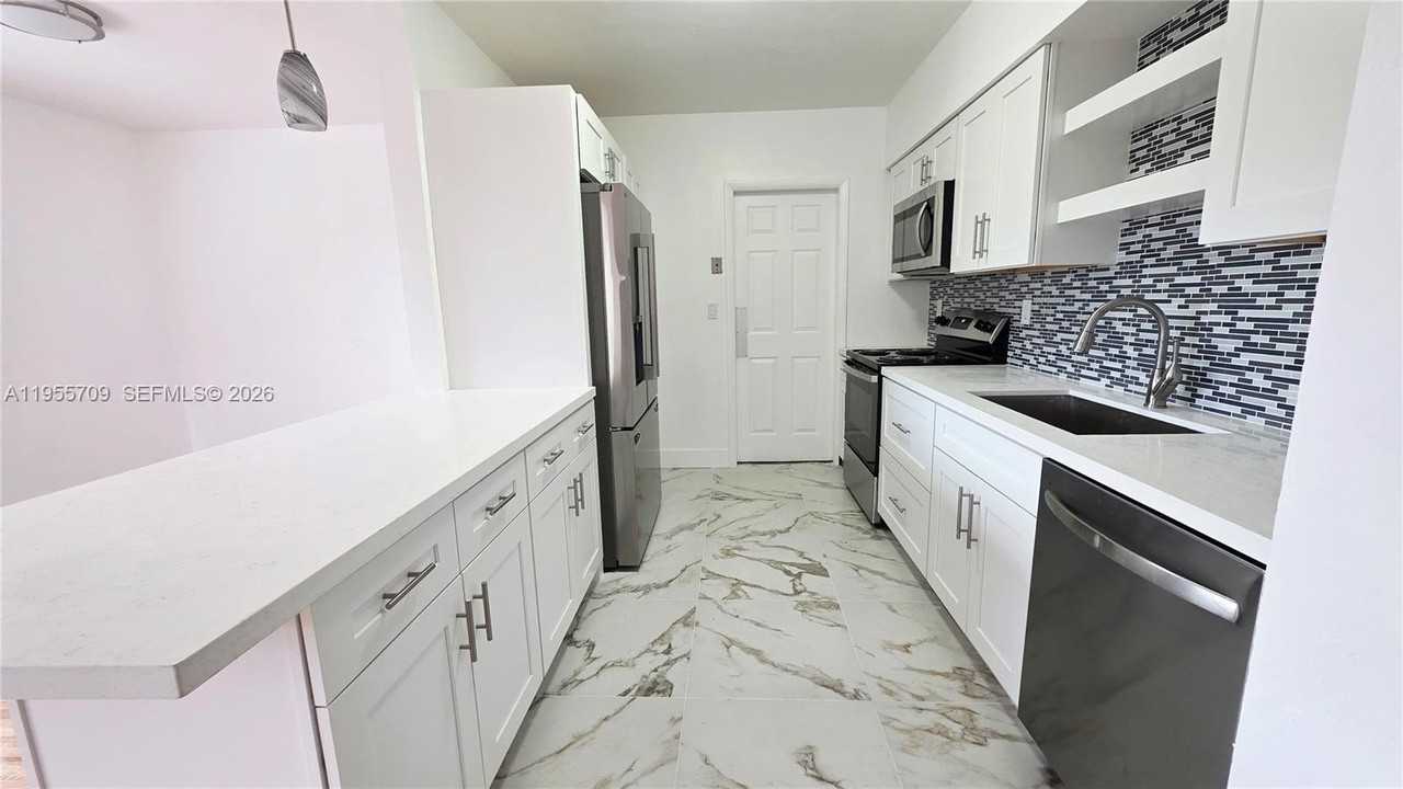 2440 Sw 64th Ave - Photo 7 of 12