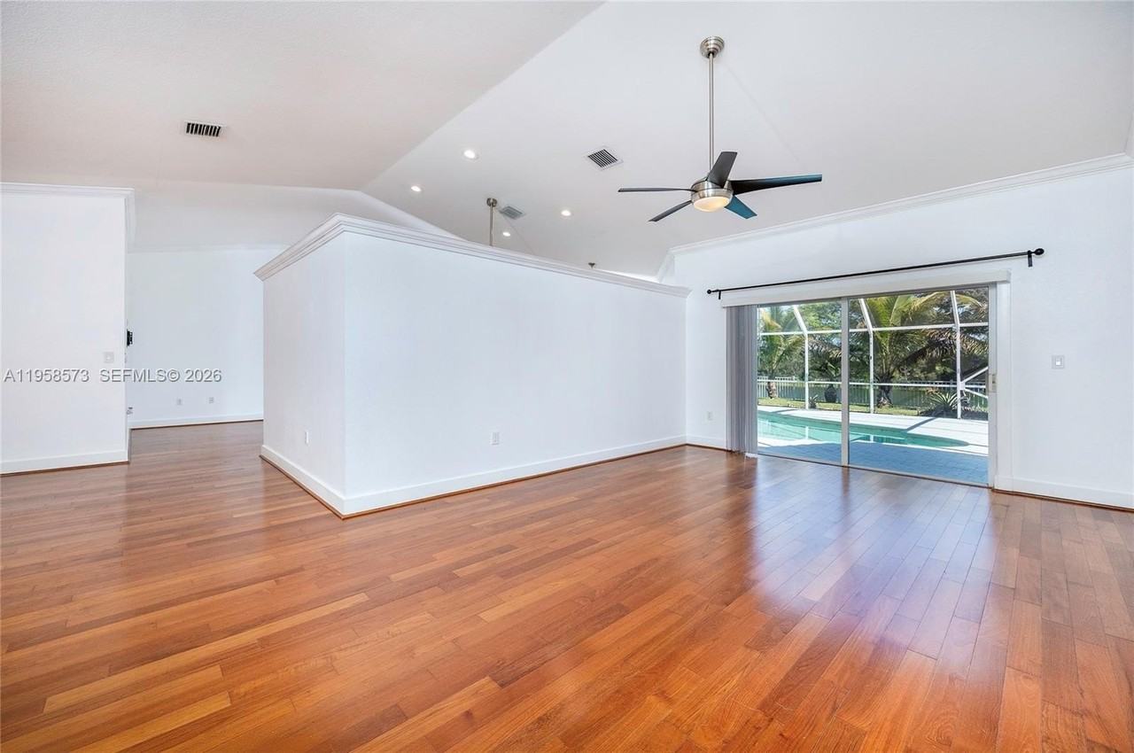 405 Sw 198th Ter - Photo 7 of 37