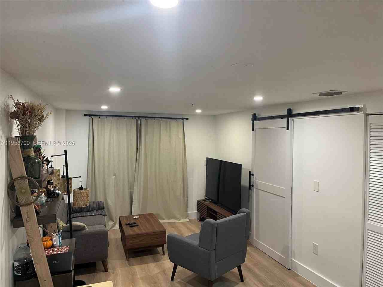 218 Sw 8th Ave #205 - Photo 4 of 8