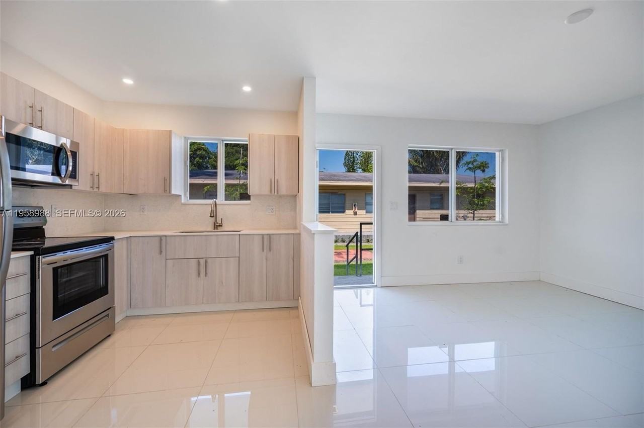 1080 Ne 80th St #2 - Photo 5 of 13