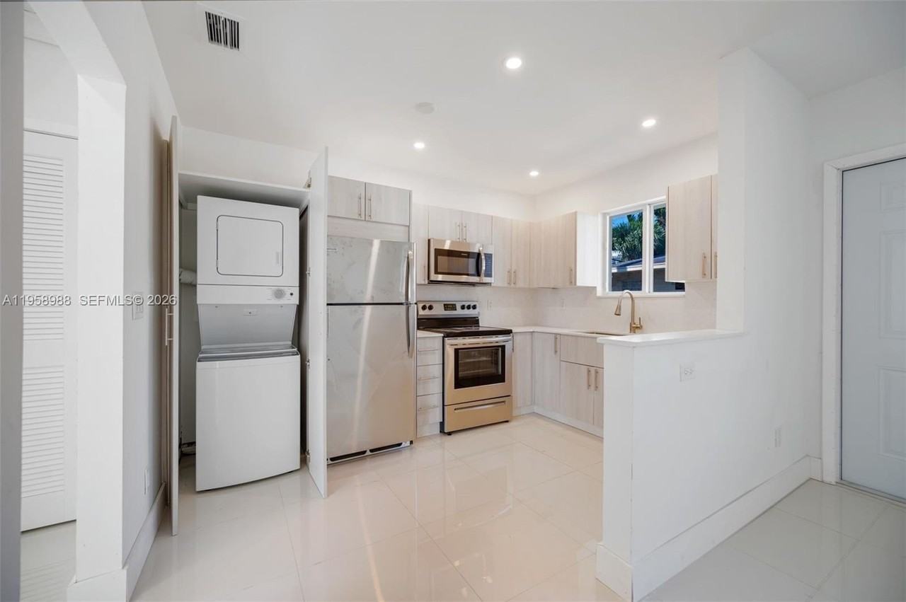 1080 Ne 80th St #2 - Photo 6 of 13