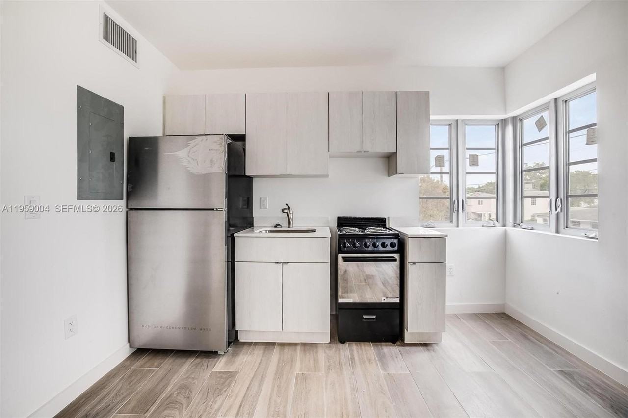 572 Ne 67th St #2 - Photo 3 of 16