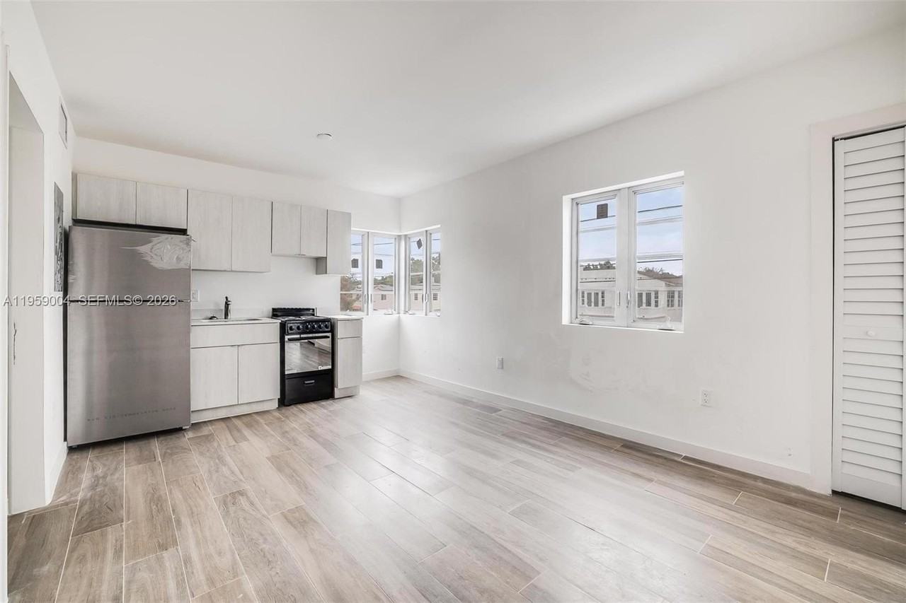 572 Ne 67th St #2 - Photo 4 of 16