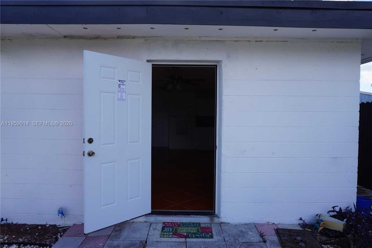 1106 Nw 11th Ct #2 - Photo 3 of 11