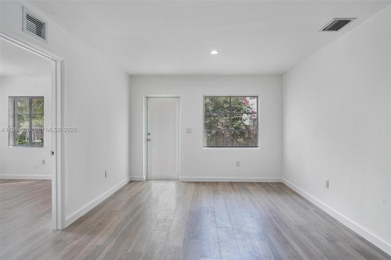 515 Ne 67th St #2 - Photo 7 of 17