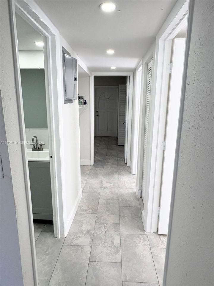 4119 Woodside Dr #1 - Photo 4 of 9