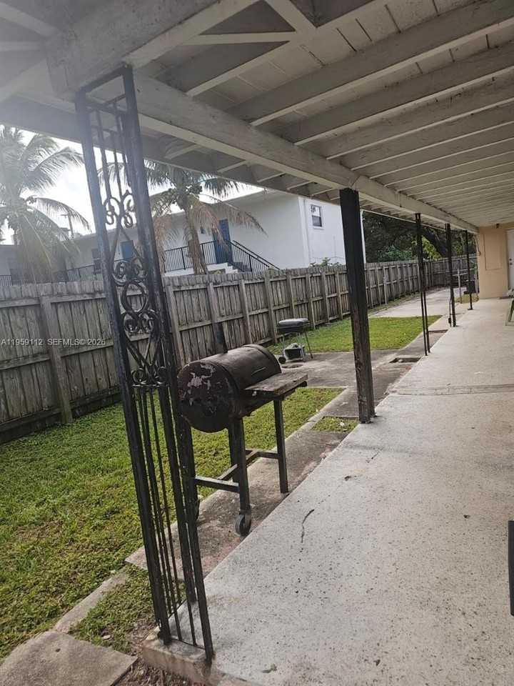 1021 Ne 17th Ave #3 - Photo 3 of 10