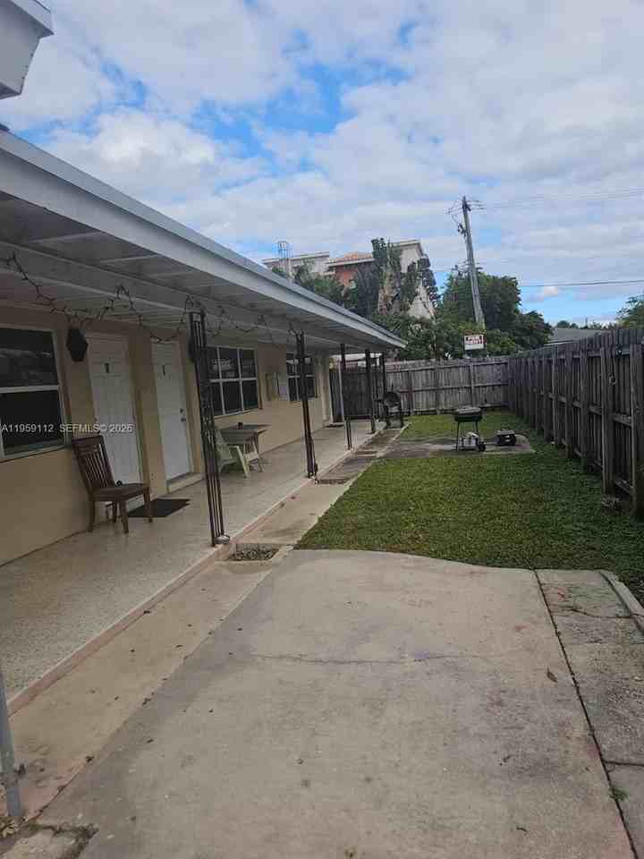 1021 Ne 17th Ave #3 - Photo 4 of 10