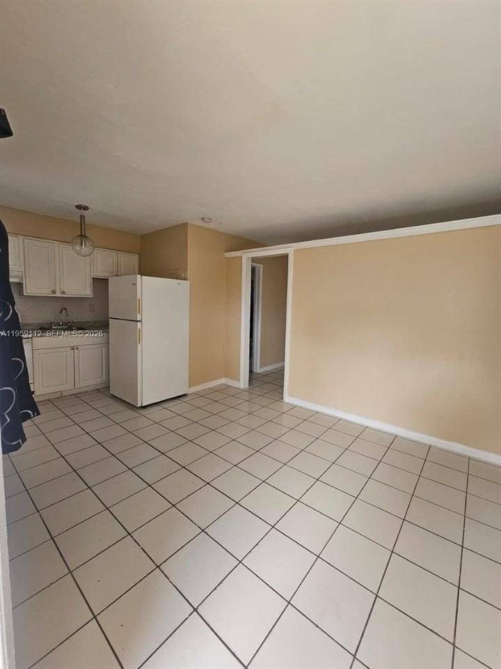 1021 Ne 17th Ave #3 - Photo 5 of 10