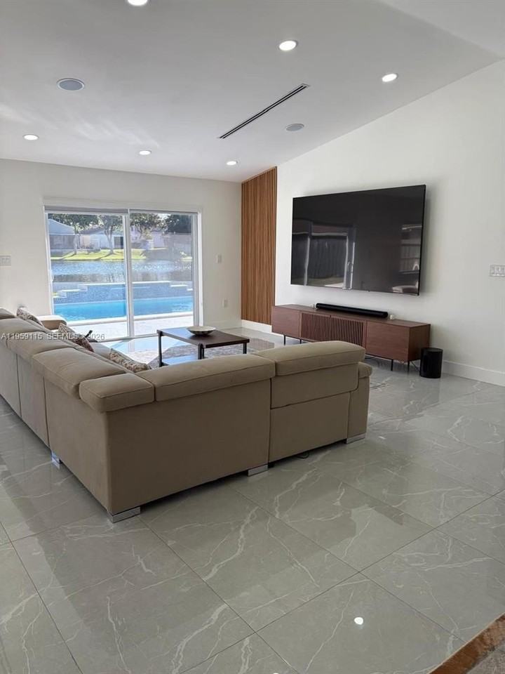 920 Monticello Ave #920 - Photo 3 of 20