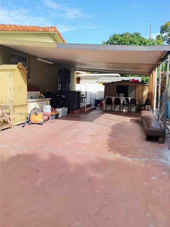 525 Sw 56th Ave #525 - Photo 3 of 4