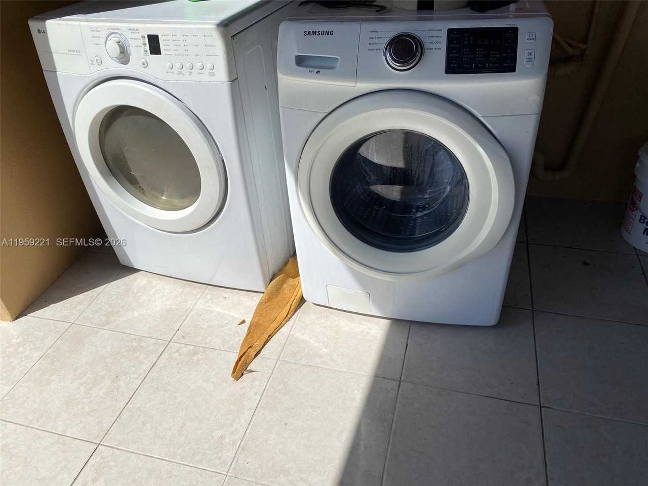 141 Sw 33rd Ave #1 - Photo 3 of 8