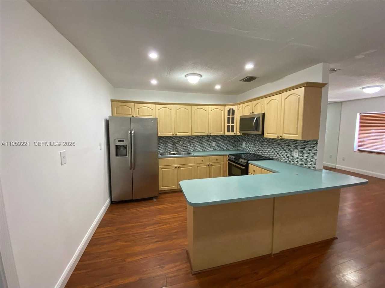 141 Sw 33rd Ave #1 - Photo 4 of 8