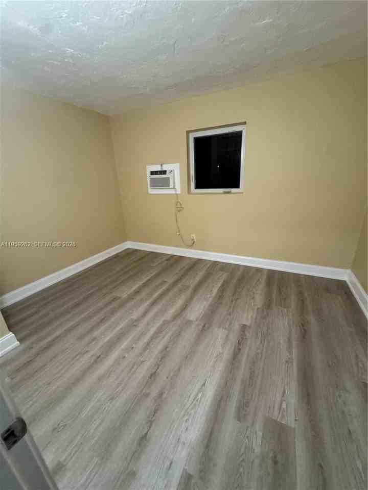 4404 Sw 22nd St #7 - Photo 7 of 7